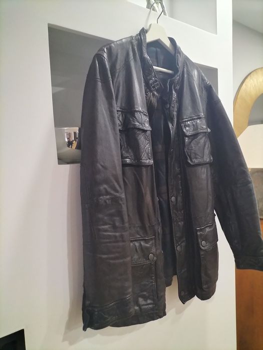 Casaco de homem em pele castanho.