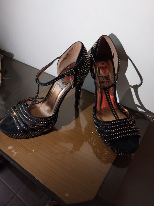 Salto alto brilhantes