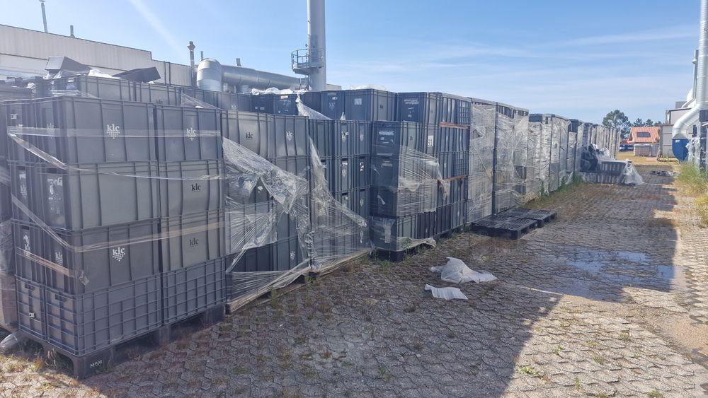 Caixas palotes em plástico com tampas