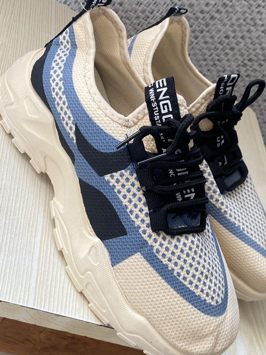 Продам красовки 37 размер