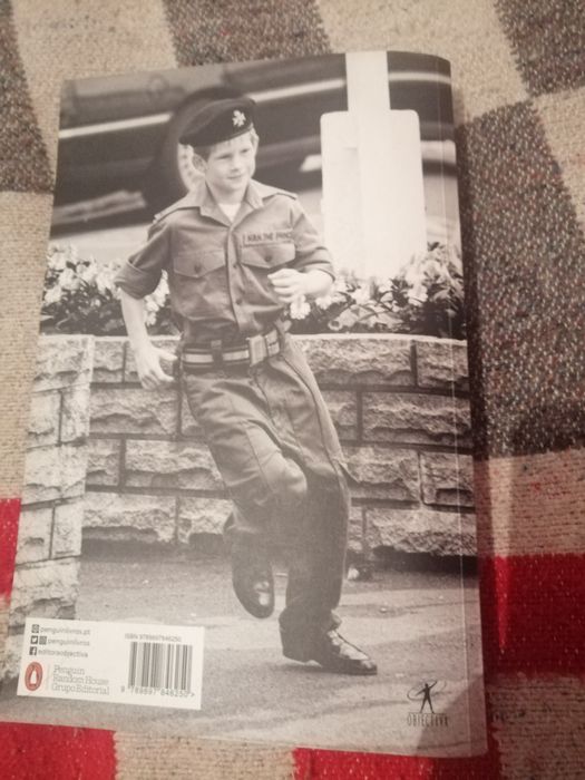 Livro do Príncipe Harry, "Na sombra"