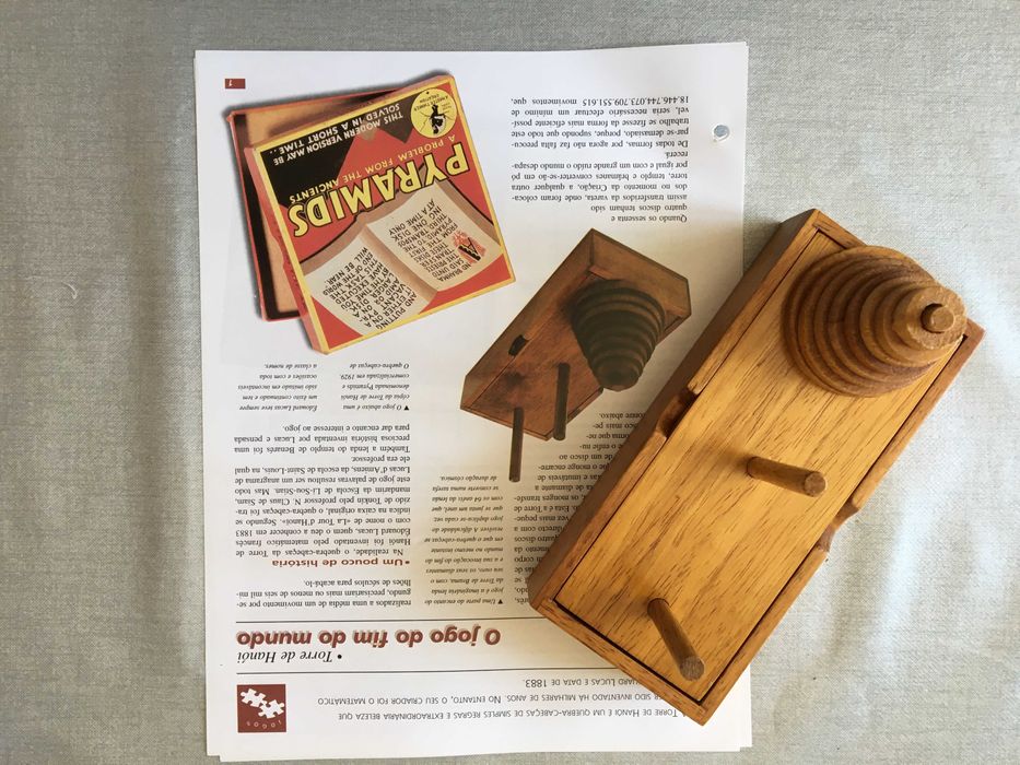 Coleção de 60 jogos de engenho com fascículos e 2 dossiers de aquivo