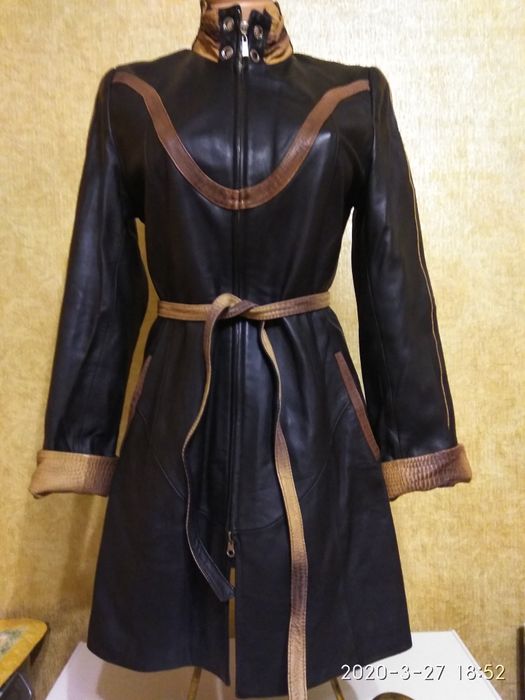 Продается кожаный плащ, тренч в идеальном состоянии.