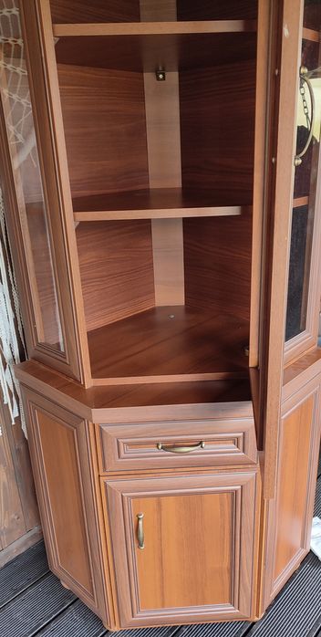 Narożna witryna do salonu