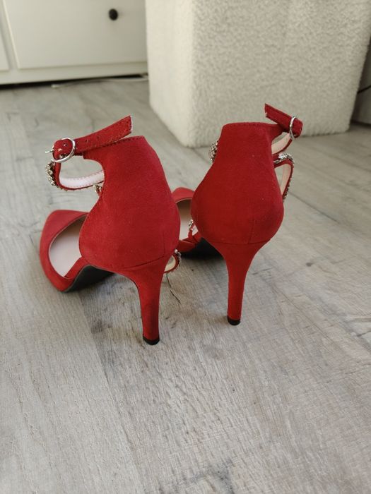 Czerwone szpilki cyrkonie ozdobne 38