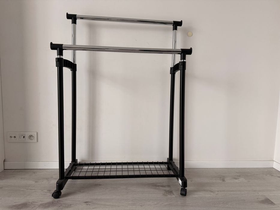 JYSK GUDME stojak na ubrania na kółkach regulowany