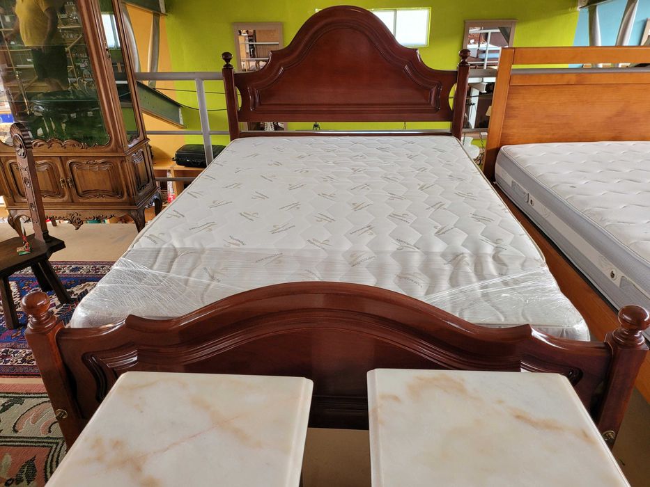 Excelente cama com estrado e colchão - Tudo em óptimo