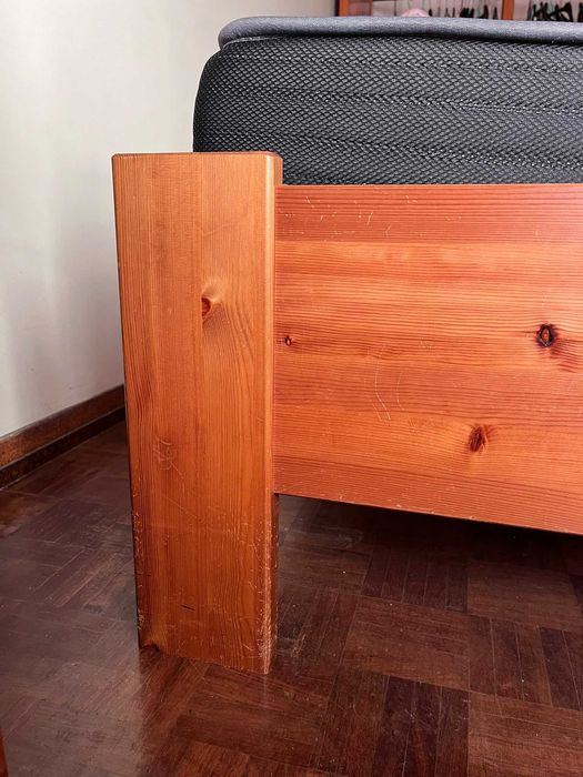 Cama de Casal em Madeira Maciça + 2 Mesas de Cabeceira + Colchão 160x200