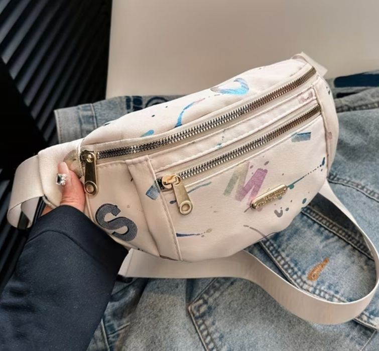 Поясна сумка бананка колір шампань з кольоровими перламутровими літерами