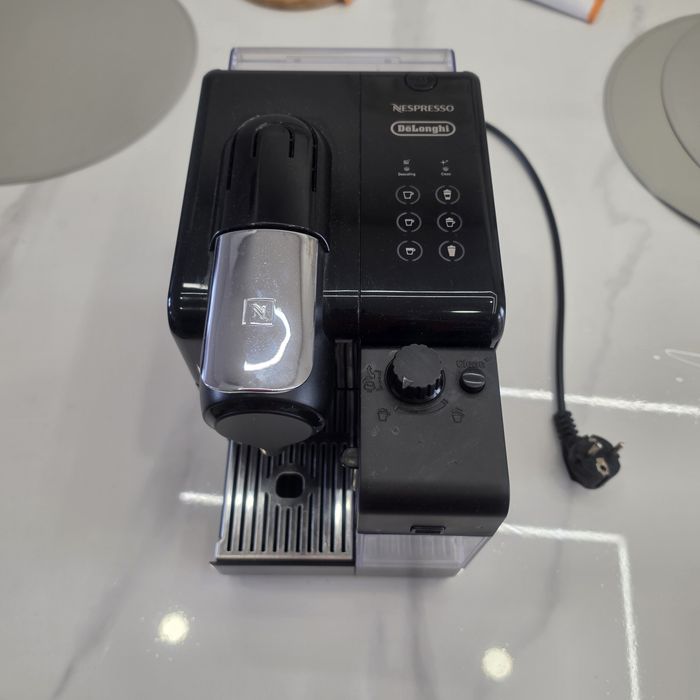 Máquina de café Nespresso Lattissima
