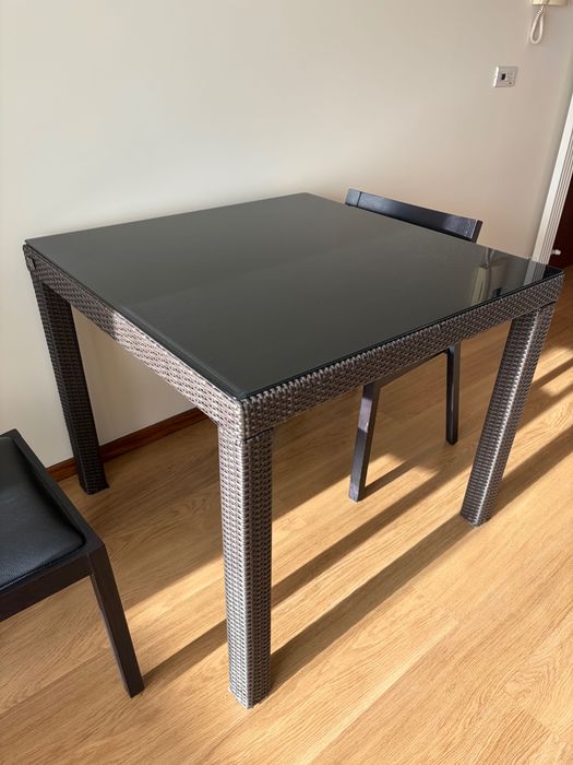 Mesa + 2 cadeiras