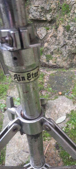 Banco em metal e couro