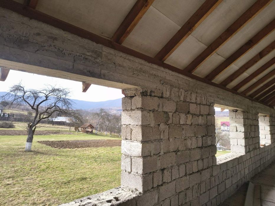 Продається 2-х поверхова забудова під готель в с. Солочин