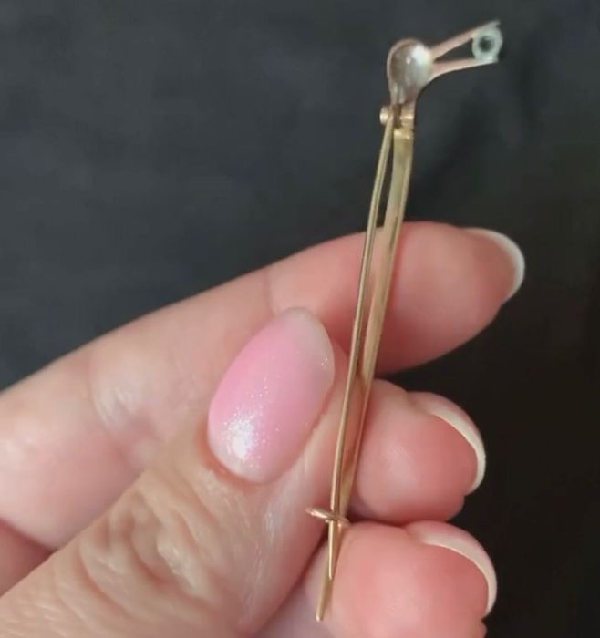 Broche de diamante e rubi art déco em ouro antigo.