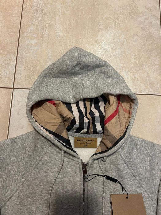 Bluza z kapturem marki Burberry.