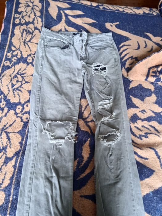 Calças com rasgos
