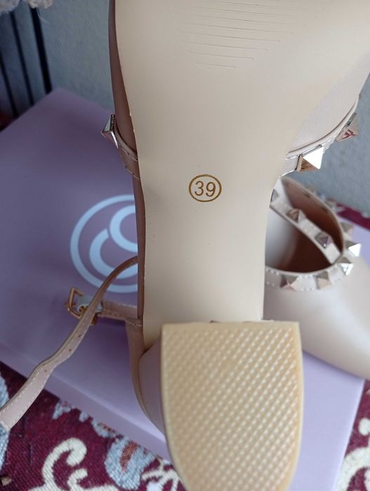 Sapatos de senhora tacão alto