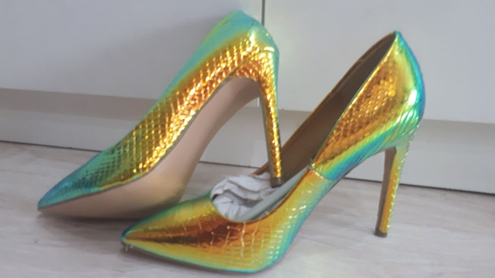 Piękne szpilki kameleon