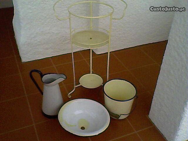 Old Washbasin (+ basin + bucket + jug)64584340957954121