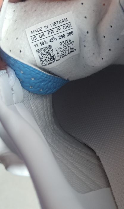 Buty sportowe adidas.