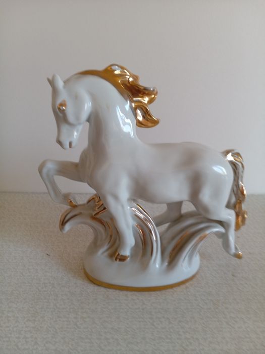 Фарфоровая статуэтка