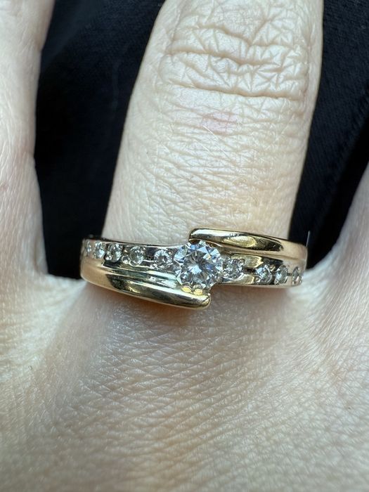 Золотое кольцо с бриллиантами