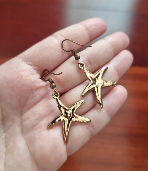 Brincos em formato de estrelas douradas