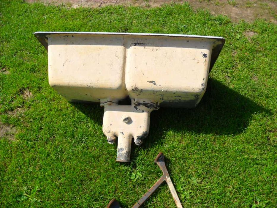 Stara umywalka żeliwna z prlu
