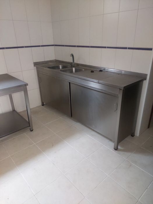 Varias Bancadas inox e balcão de inox com motores de frio