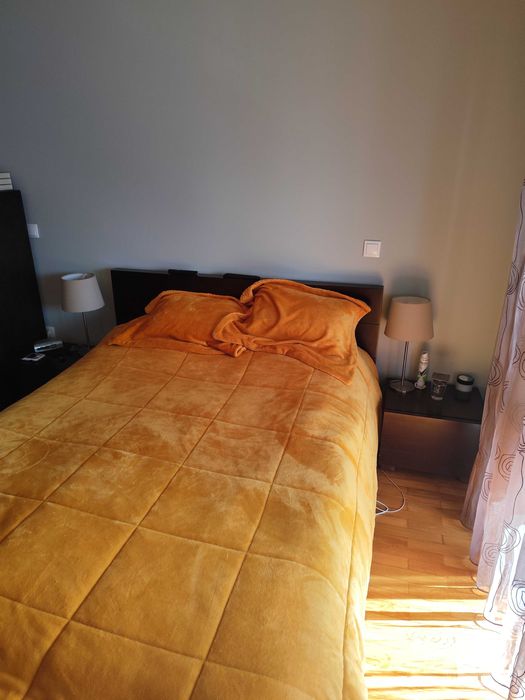 Quarto de casal: Cama, mesinhas de cabeceira e camiseiro