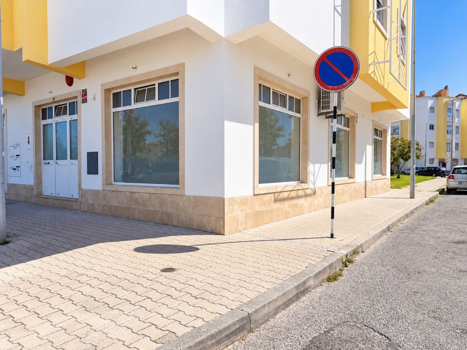 Espaço Comercial para Arrendamento – Torre da Marinha |m