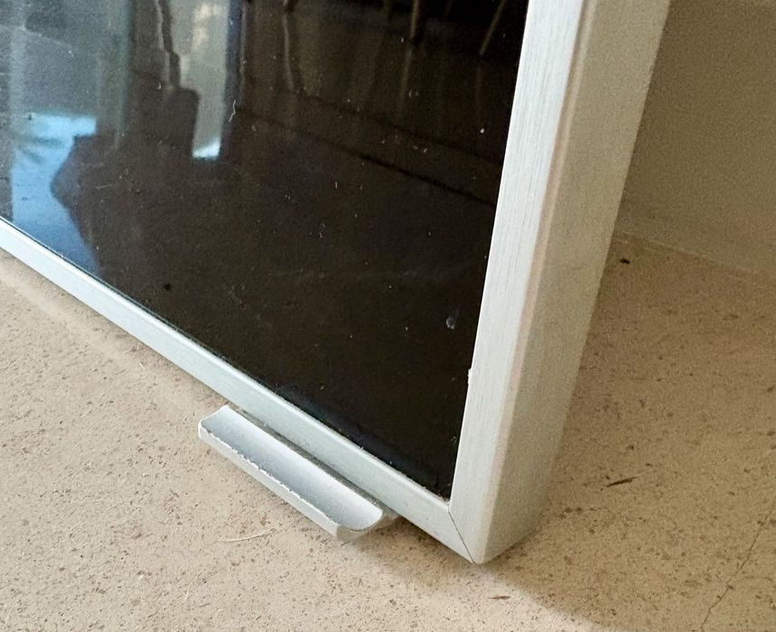 Portas IKEA JUTIS em alumínio e vidro preto armário cozinha