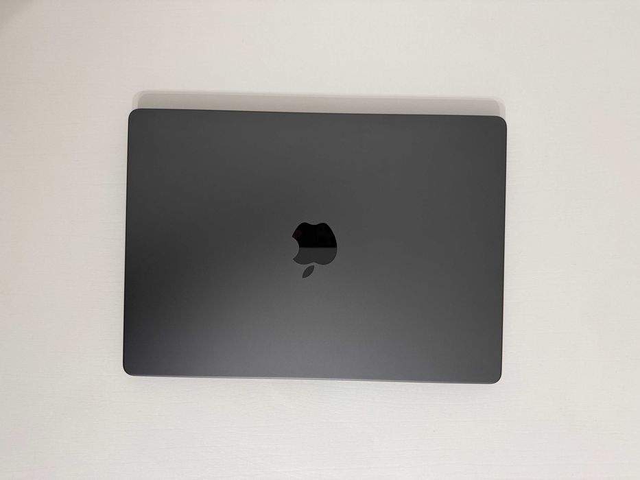 Macbook Pro M3 18GB RAM 512GB SSD - Gwiezdna Czerń