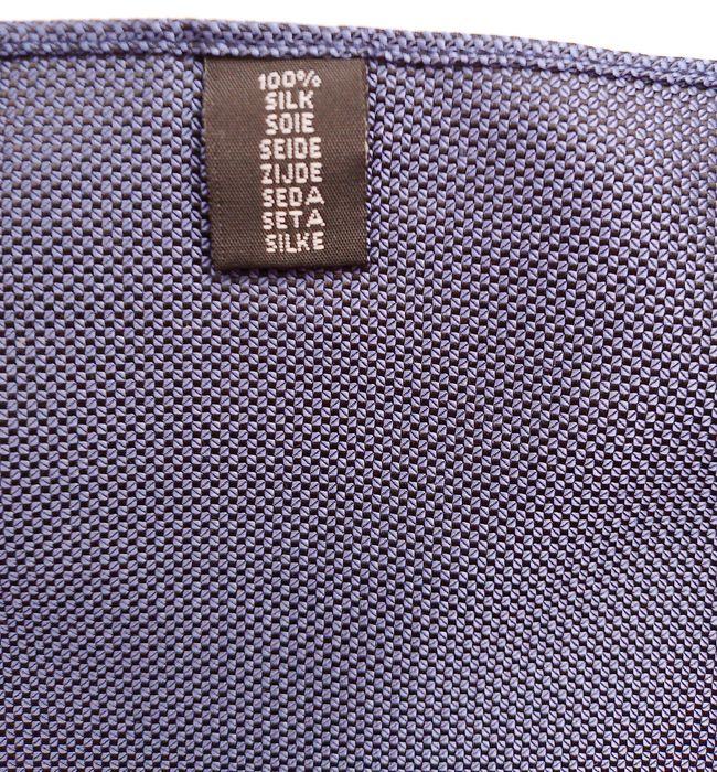 Jedwabna granatowa poszetka 100% silk
Wymiary 25×25 cm