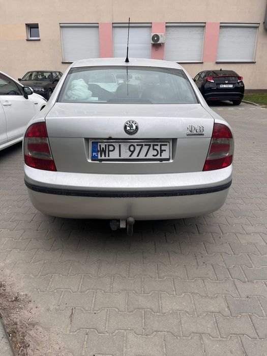 Sprzedam Skodę Super B z hakiem garażowany