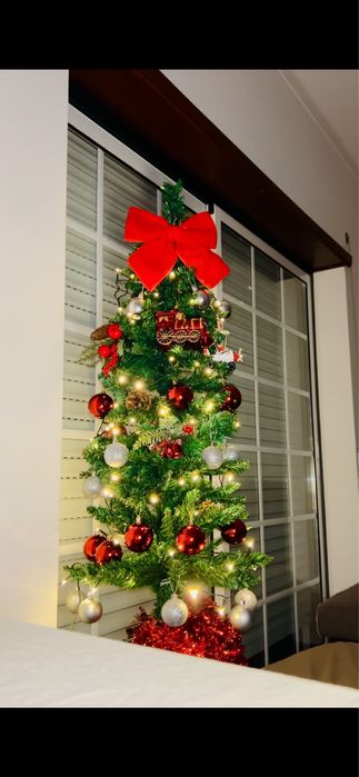 Arvore de natal com toda a decoração