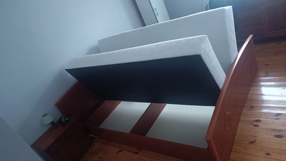 Łóżko drewniane z 2 szafkami nocnymi