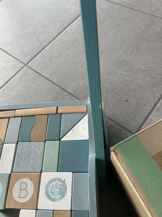 Pchacz z marki Little Dutch Drewniany wózek z klockami