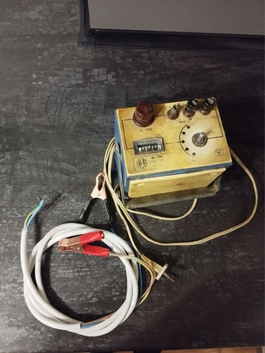 Акамуляторний зарядний пристрій