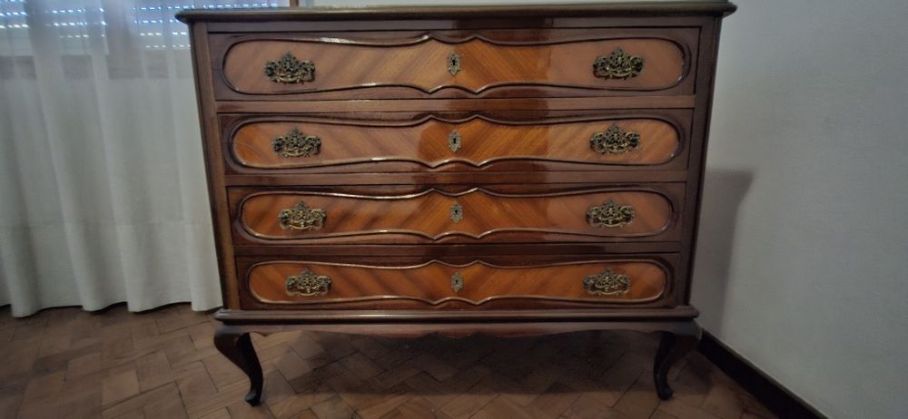 Cómoda em estilo Queen Anne, em muito bom estado.