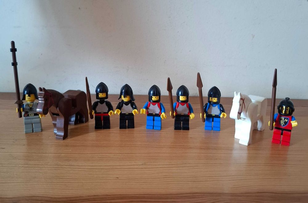 Lego - Bonecos / Figuras Soldados Falcão Negro e Cavaleiros - Castelo