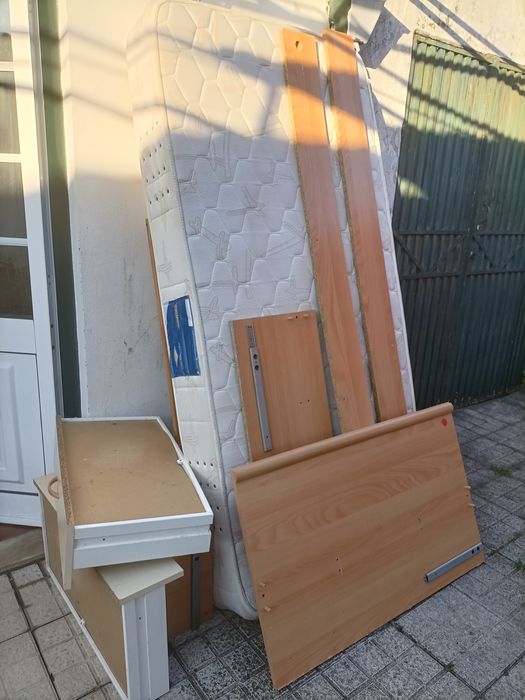 Cama solteiro com colchão.