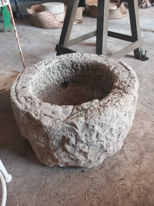 Pia antiga de pedra rústica, altura 35cm Diâmetro 50cm, perfeita para lavatório ou fonte de jardim