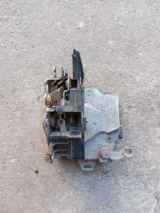 Замок двери задний левый BMW e39,e38