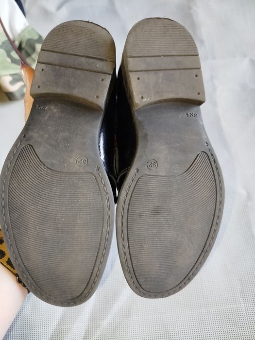 Лаковані чорні туфлі