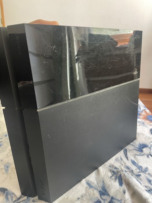 Playstantion 4 slim com 4 jogos