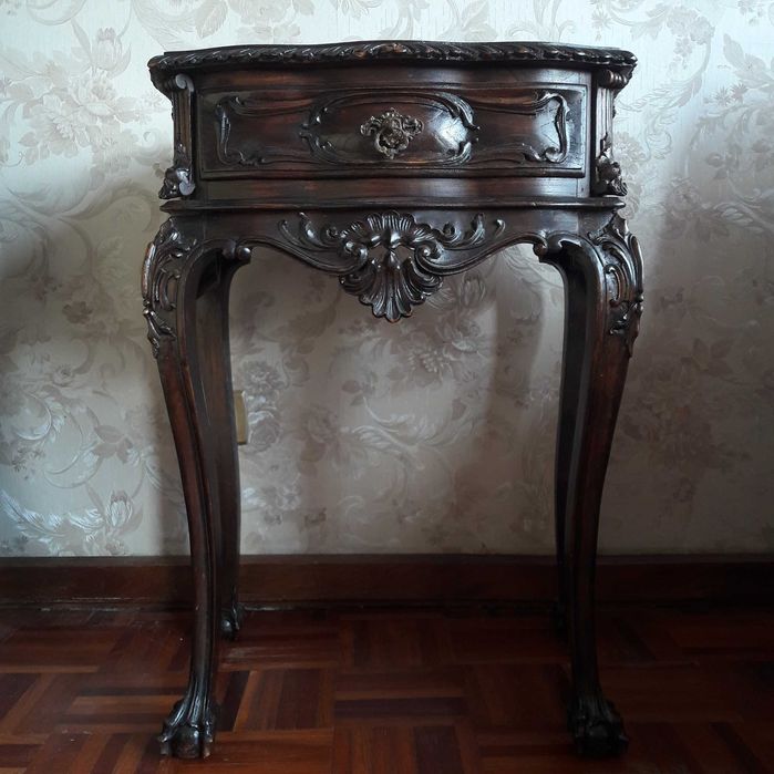 Mobília de quarto de casal estilo Dão José em carvalho maciço.