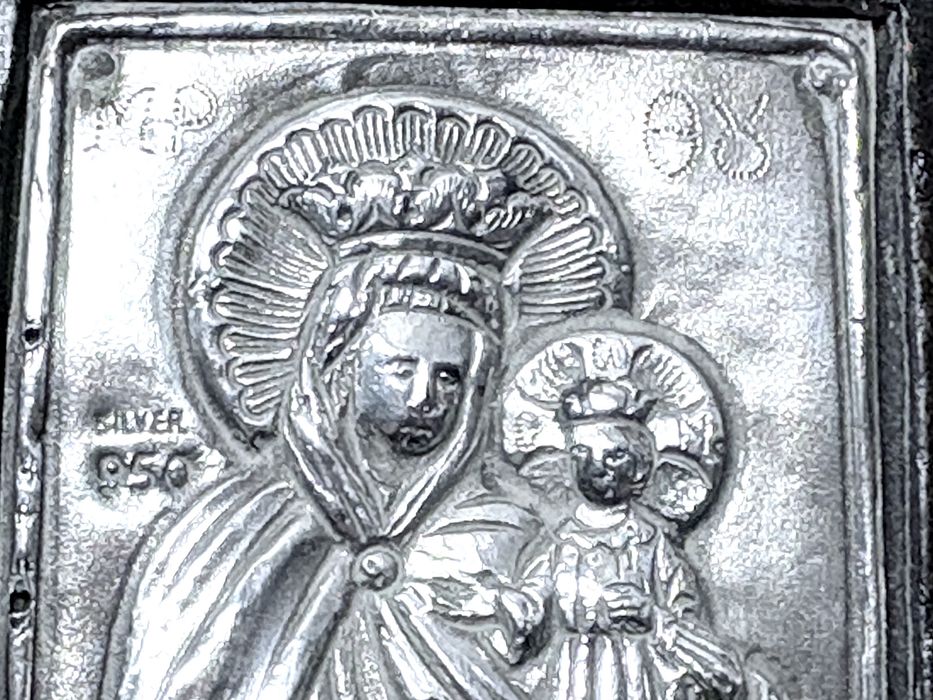 Pequeno antigo ícone com imagem da Nossa Senhora em madeira e prata