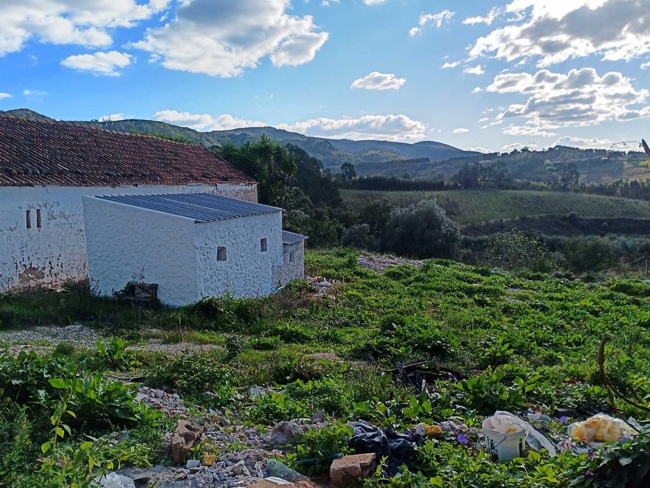 Terreno com pequena casa de arrumos