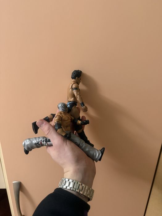 Дві фігурки WWE реслінг